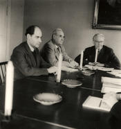 1949 Senatssitzung: am Tisch sitzen (v. r. n. l.) Prof. Dr. Edwin Redslob, Prof. Dr. Schäfer und Student Hartwich. Um Strom zu sparen, wurden während der Blockade alle paar Stunden die Lichter gelöscht.