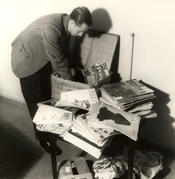 1949 - Ankunft einer Zeitschriftenspende der Harvard-Studenten für die Freie Universität. Auch ein Großteil des Lesestoffes kam aus den USA.