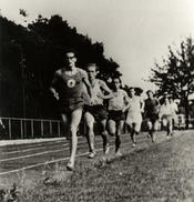 Anfang der 1950er Jahre - ein Laufwettbewerb der Hochschulen. An erster Stelle ein Läufer der Freien Universität Berlin.