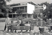 Am 16. März 1953 wurde der Mensa-Neubau auf dem Campus Dahlem eröffnet. Hier der Blick auf die Mensa von der Studentenaue aus im Sommer 1962...