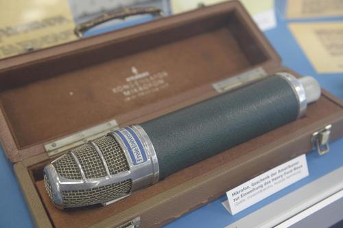 Ein Mikrofon aus der Sammlung des Universitätsarchivs