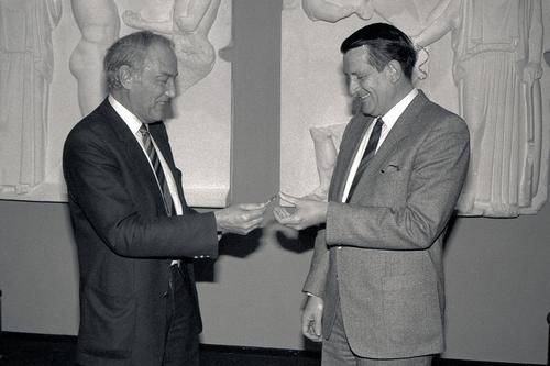 Former and new president of Freie Universität: Eberhard Lämmert (at left) and Dieter Heckelmann