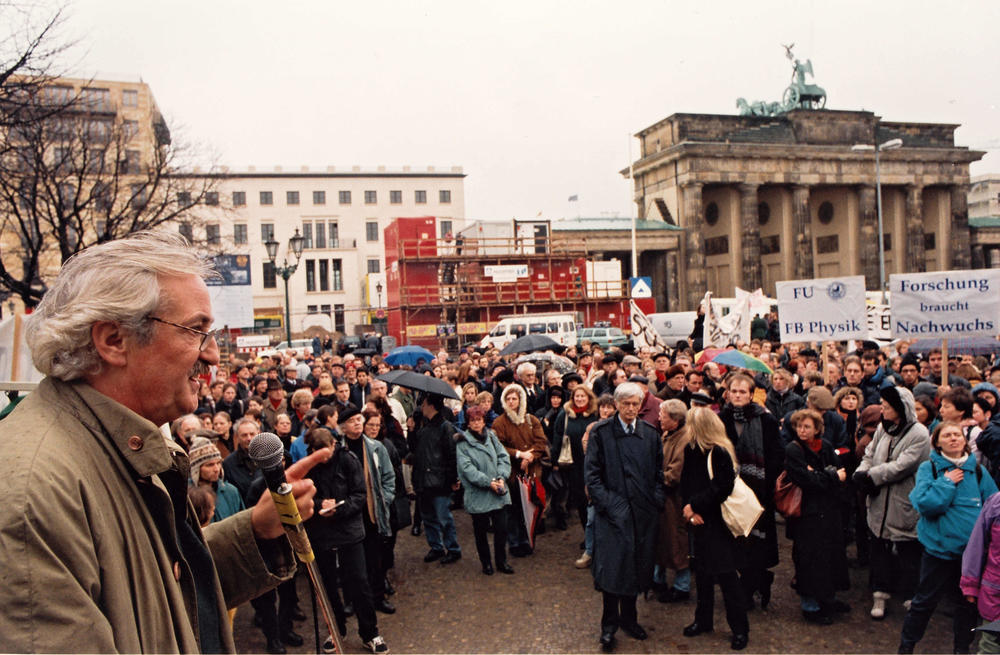 Der damalige Universitätspräsident Professor Johann Gerlach bei einer Demonstration 1997