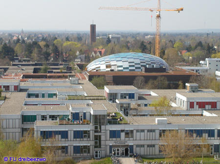 Der Neubau aus der Vogelperspektive im April 2004