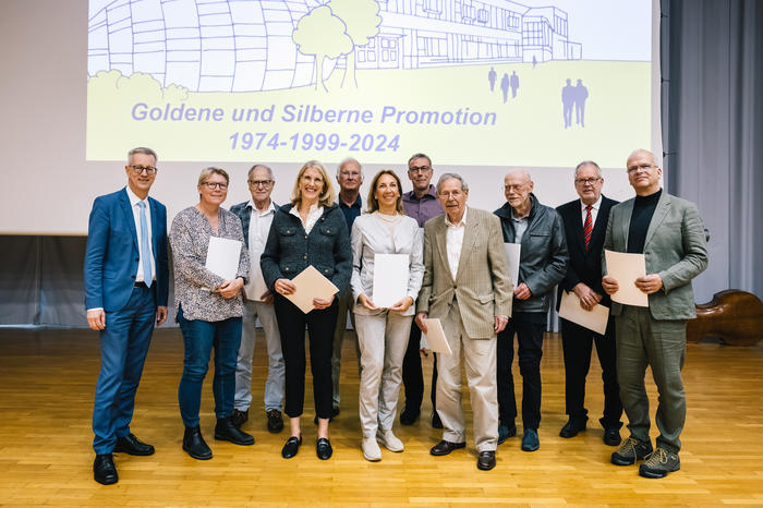 Bei der Jubiläumsfeier überreichte Universitätspräsident Professor Günter M. Ziegler den Promovendinnen und Promovenden der Jahre 1974 und 1999 feierlich ihre Urkunden.