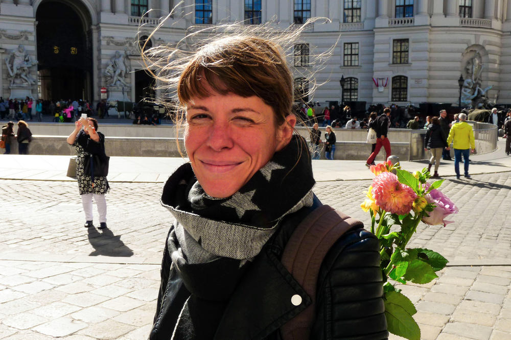 Alumna Stefanie Hardick - für eine Historikerin und Stadtführerin ganz passend - vor der Wiener Hofburg