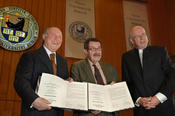 Die Literaturnobelpreistraeger Günter Grass und Imre Kertész erhielten zum Auftakt der Dahlemer Impulse die Ehrendoktorwuerde der Freien Universität Berlin.