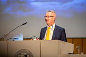 Der Präsident der Freien Universität Berlin, Prof. Dr. Günter M. Ziegler, begrüßt das Publikum im Max Kade Auditorium und online im Livestream.