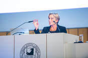 Prof. Dr. Nicole Dubilier, Direktorin am Max-Planck-Institut für Marine Mikrobiologie in Bremen, führt in das Thema des Abends ein...