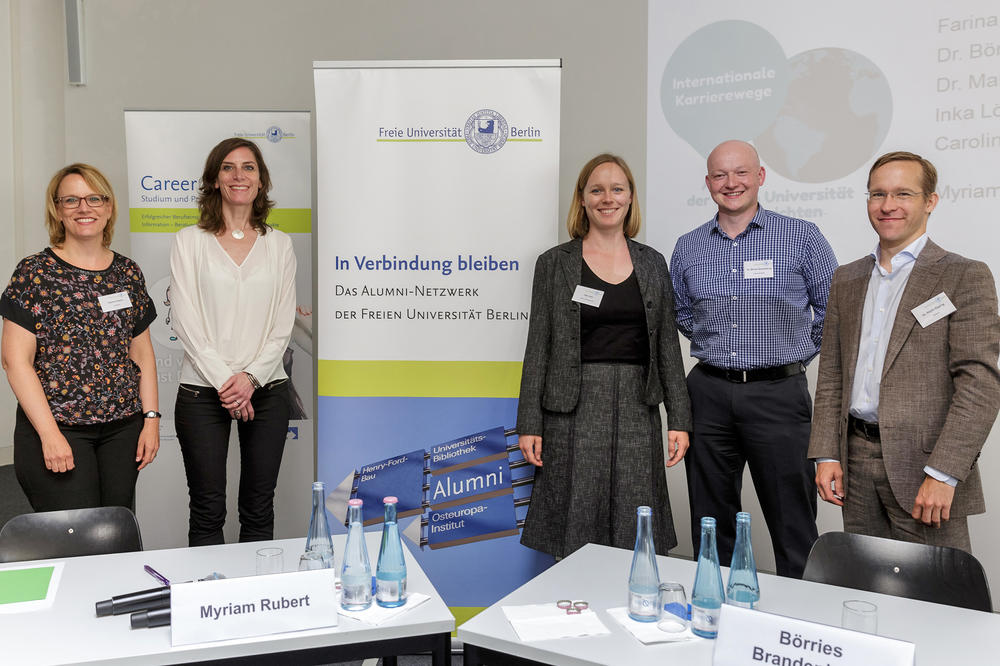 Gefragte Expertise: Alumni der Freien Universität aus dem In- und Ausland standen bei der „International Week“ Rede und Antwort (von links nach rechts): Moderatorin Myriam Rubert, Carolin Ollivier, Inka Löck, Dr. Börries Brandenburg und Dr. Martin Ki