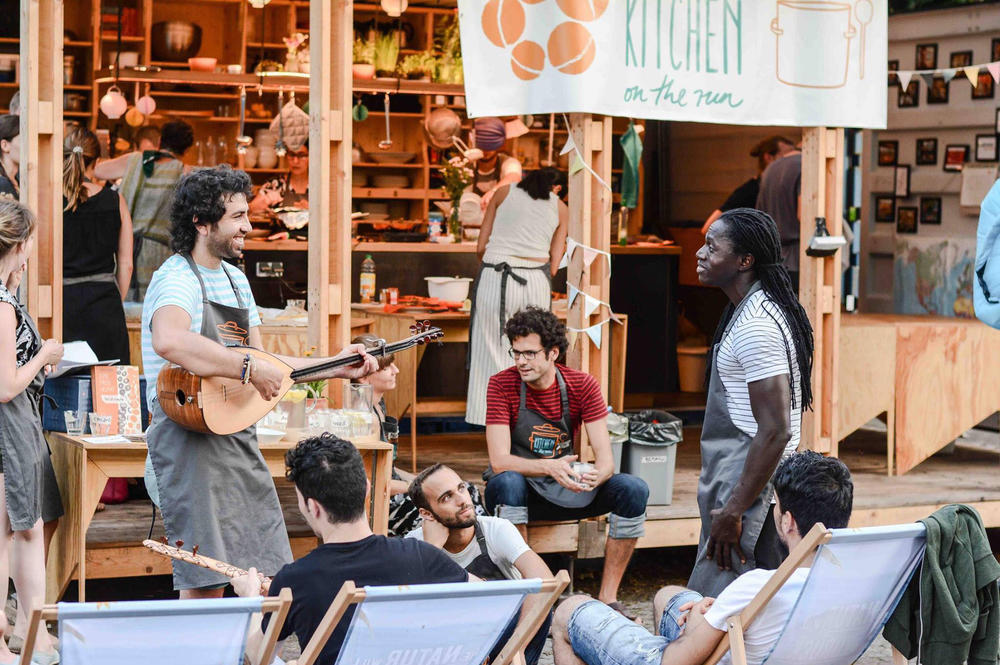 Mit einem zu einer Küche umgebauten Container fährt das Team von "Kitchen on the Run" durch Europa, um vor Ort mit Geflüchteten zu kochen.