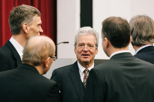 Jüngere Nachwuchswissenschaftlerinnen und - wissenschaftler der Chemie und Physik mit dem Klung-Wilhelmy-Wissenschafts-Preis zu fördern, ist ein besonderes Anliegen des Stifters Lothar Wilhemly.