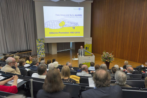 Professor Peter-André Alt, Präsident der Freien Universität Berlin, begrüßte die Jubilarinnen und Jubilare und überreichte ihnen zum letzten Mal in seiner Amtszeit die Urkunden.