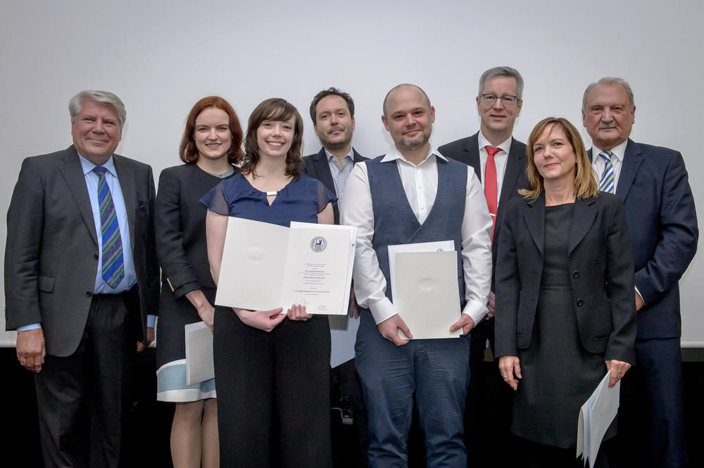 v.l.n.r.:Professor Gunter Gebauer, Dr. Susanne Liese, Dr. Johanna Hofmann, Nikolas Pissis, Dr. Tobias Spiegl, Universitätspräsident Günter M. Ziegler, Frau Wolf (Mutter von Dr. Lara Wolf) und Peter Lange