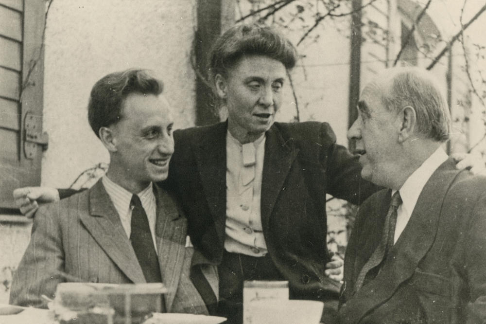 Die Familie als Rückhalt: Ernst Reuter mit seiner Frau Hanna und Sohn Edzard im Garten ihres Hauses in der Bülowstraße 33 (circa 1950).