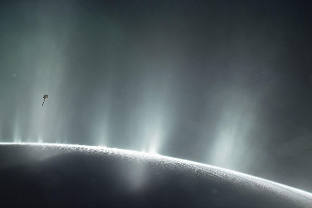 Der Südpol des Saturn-Mondes Enceladus ist von einem bis zu 30 Kilometer dicken Eispanzer bedeckt. Darunter sind Eisvulkane aktiv, die mit hohem Druck Eispartikel und Gase durch Risse im Panzer nach oben pressen.