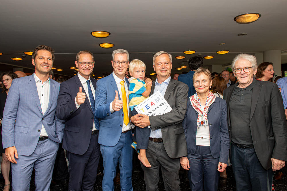 Staatssekretär Steffen Krach (li.) und der Regierende Bürgermeister Michael Müller freuen sich im Juli gemeinsam mit den Universitätspräsidien der Berlin University Alliance.