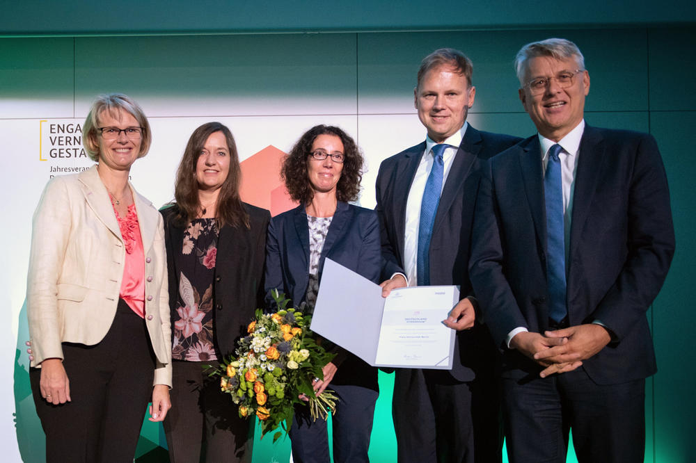 Anja Karliczek, Bundesministerin für Bildung und Forschung, überreichte den Preis an Prof. Dr. Hauke Heekeren (2.v.r.), Vizepräsident der Freien Universität Berlin.