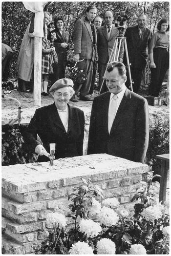 Eleanor Lansing Dulles und Willy Brandt legten am 10. Oktober 1957 den Grundstein für das Studentendorf Schlachtensee.