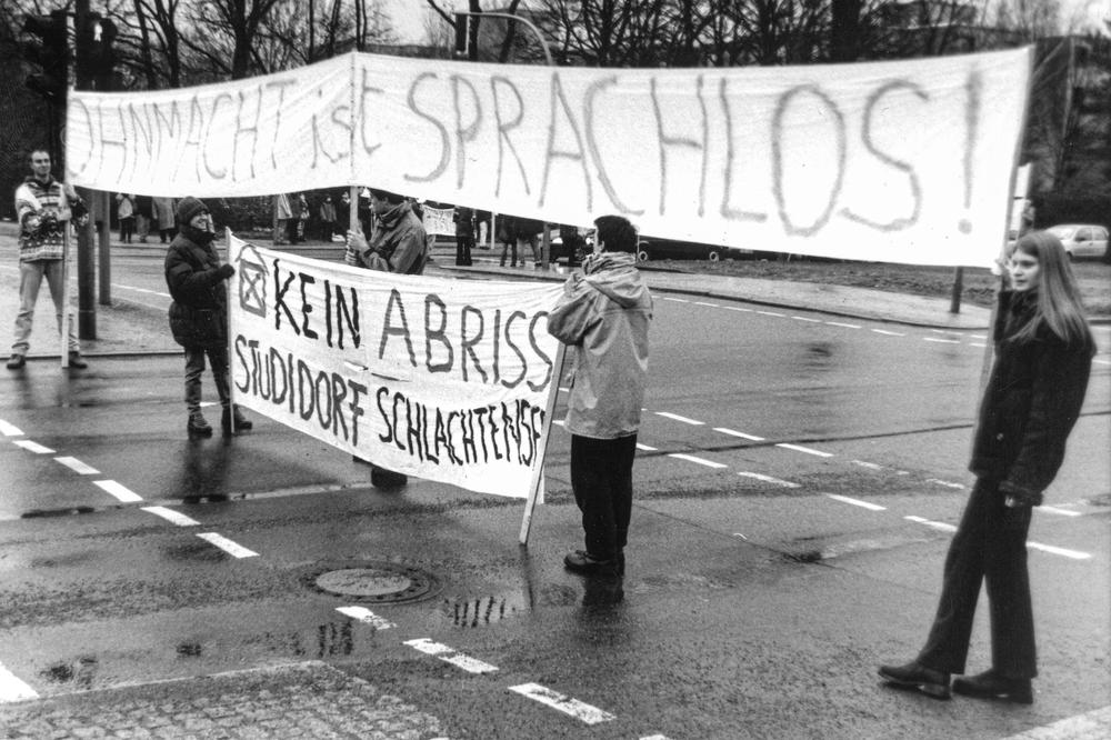 Um die Jahrtausendwende regte sich lautstarker Protest gegen den drohenden Abriss des Studentendorfs.