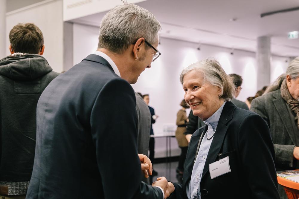 Waldtraut Braun im Gespräch mit Universitätspräsident Günter M. Ziegler. Sie unterstützt seit dem Start des Deutschlandstipendiums Studierende der Freien Universität: „Ich möchte eine vielfältige Gesellschaft fördern.“