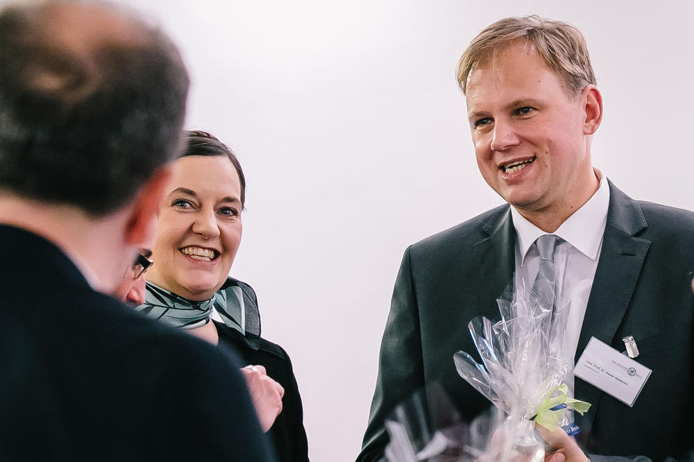 Hauke Heekeren, Vizepräsident der Freien Universität, und Viola Neukam (links), Referentin in der Geschäftsstelle Deutschlandstipendium der Freien Universität: „Wir sind sehr glücklich, dass die Zahl der Förderinnen und Förderer wächst und viele Sti