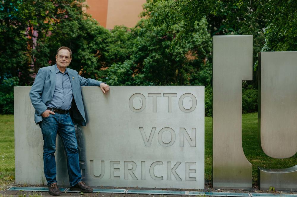 Gerald Warnecke promovierte an der Freien Universität. Heute lehrt er als Mathematikprofessor an der Otto-von-Guericke-Universität in Magdeburg.