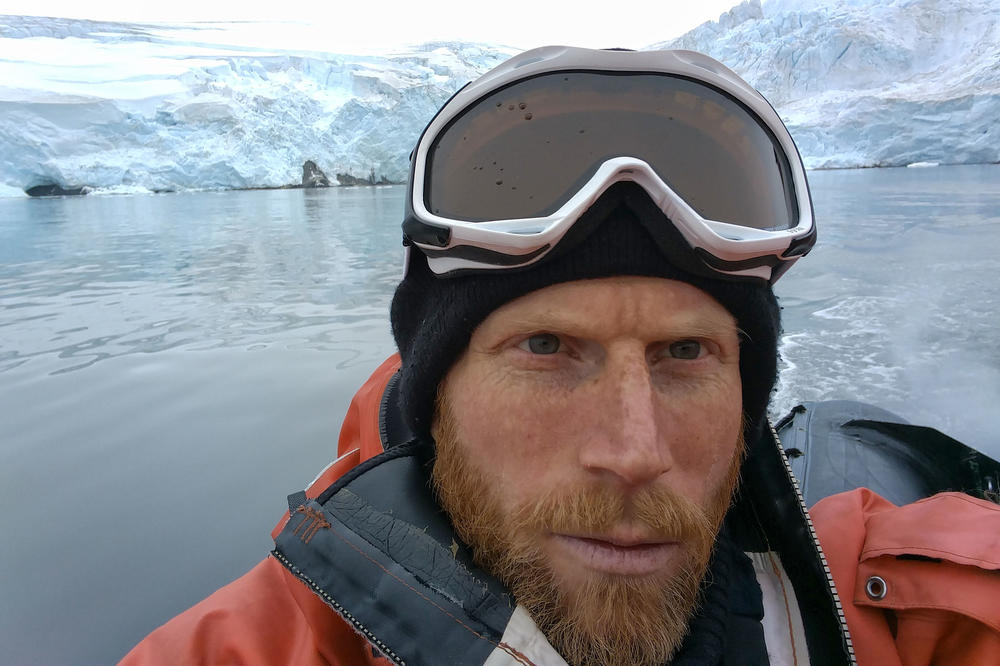 Jonas Zimmermann forscht auch in der Antarktis an Kieselalgen – in einem wasserdichten und isolierenden Überlebensanzug, der bei den Bedingungen vor Ort Pflicht ist.
