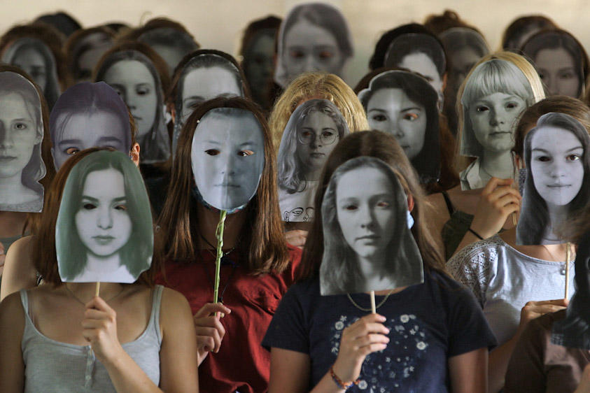 Ein wiederkehrendes Stilmittel von „STIMMENÜBERLEBEN“ sind schwarz-weiße Fotos der Sängerinnen, die sie maskengleich vor ihre Gesichter halten.