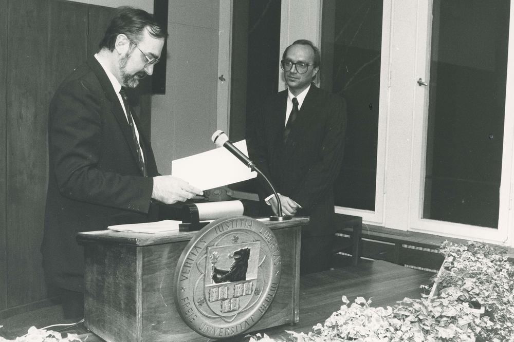 Dr. Klaus-Dieter Borchardt (rechts) erhielt seine Urkunde aus den Händen des damaligen Ersten Vizepräsidenten der Freien Universität, Professor Dr. Michael Erbe. Borchardt hielt im Anschluss auch die Dankesrede.