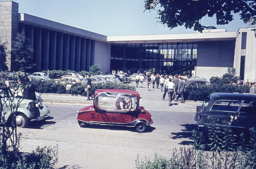 Viel Platz, große Glasflächen: Die großzügige Architektur des Henry-Ford-Baus war ungewohnt in Berlin.