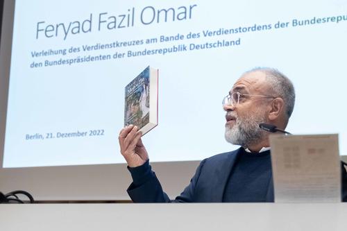 Der Vorsitzende der kurdischen Gemeinde Deutschland Ali Ertan Toprak würdigt Feryad Fazil Omars Übersetzung von „Mem u Zîn“.
