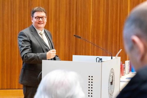 Jan Diedrichsen, Omars Nachfolger im Bundesvorsitz der „Gesellschaft für bedrohte Völker“, hatte die Verleihung des Bundesverdienstkreuzes angeregt.