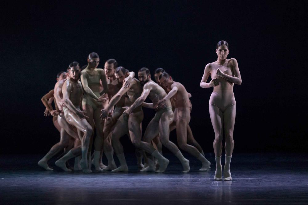 Die Tänzerin Danielle Muir steht im Mittelpunkt des Stücks  „Half Life“, aufgeführt in der Staatsoper Berlin.