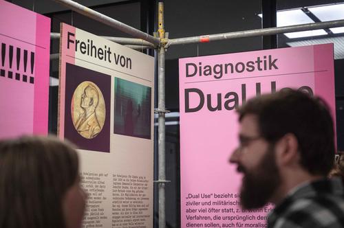 Die Ausstellung DUAL USE zeigte an der Freien Universität den ambivalenten Nutzen von Wissenschaft.