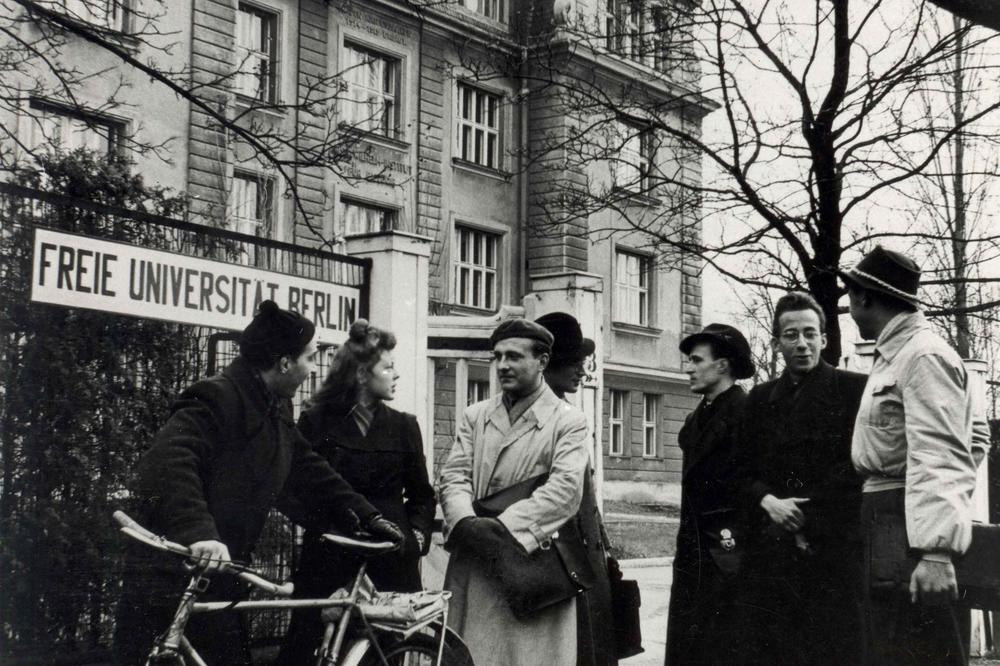 Zeit für einen studentischen Plausch vor der Boltzmannstraße 3. Im ehemaligen Kaiser-Wilhelm-Institut für Biologie finden die ersten Vorlesungen der Freien Universität statt.