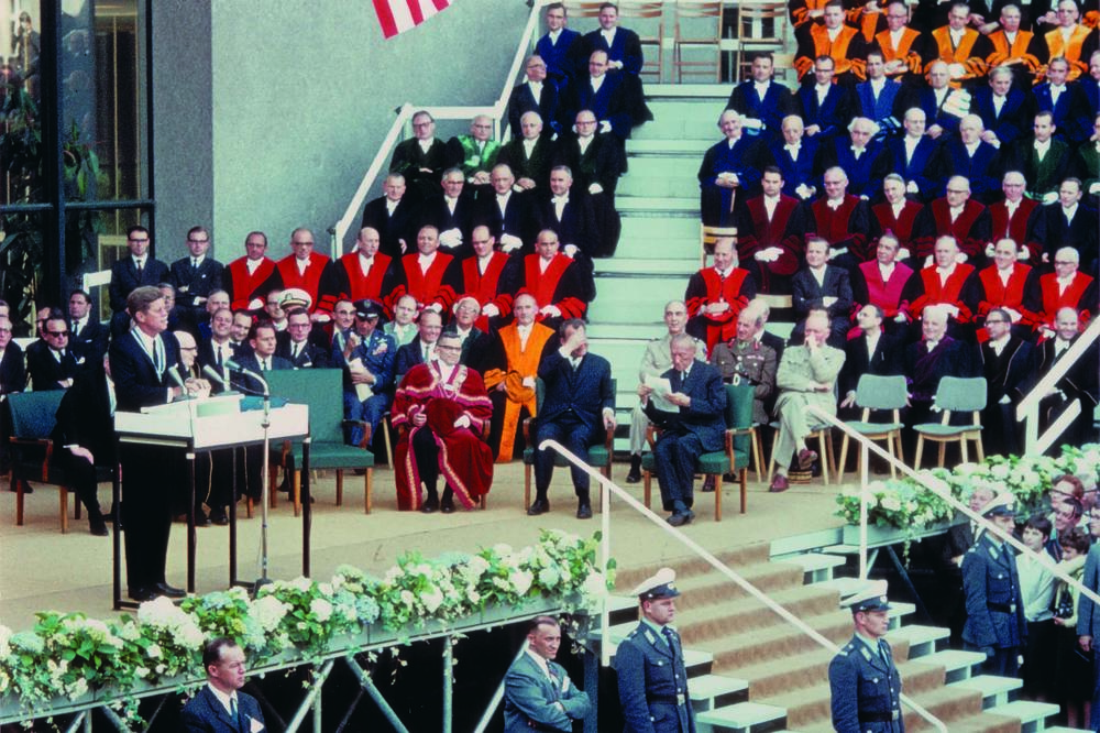 Am 26. Juni 1963 hielt US-Präsident John F. Kennedy seine viel beachtete Rede vordem Henry-Ford-Bau – Weltbürger solle die Freie Universität hervorbringen, die ihre Kraft in den Dienst der Freiheit stellen.