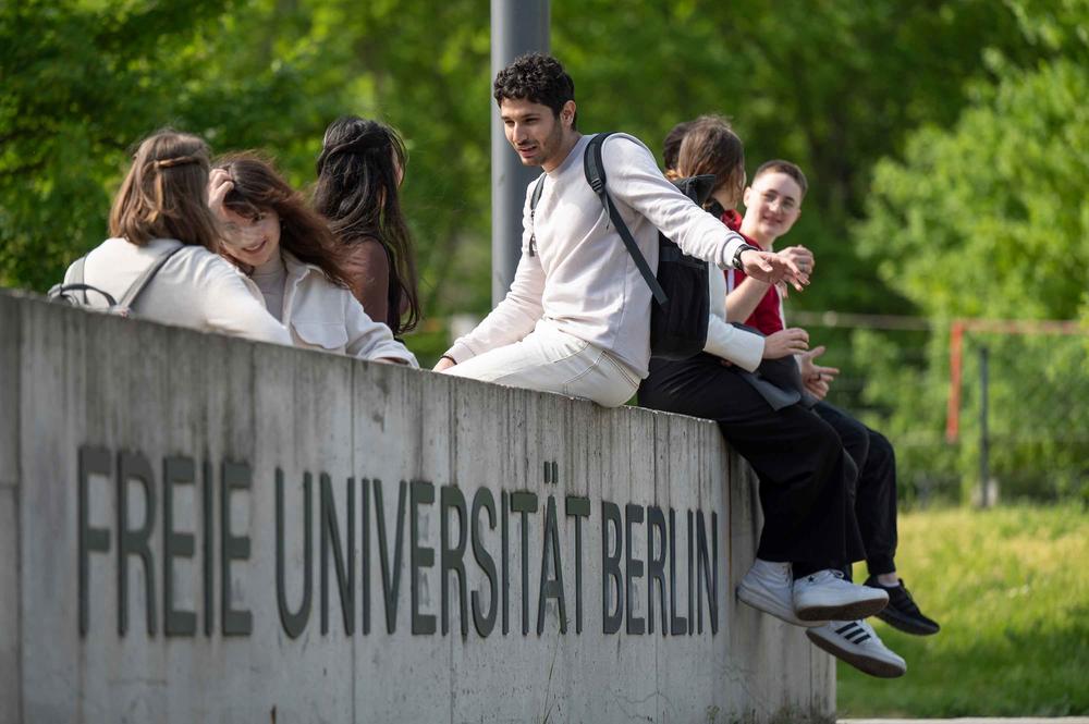 Als Exzellenzuniversität im Grünen ist die Freie Universität, wie schon seit ihrer Gründung, Anziehungspunkt für internationale Studierende sowie Wissenschaftlerinnen und Wissenschaftler.