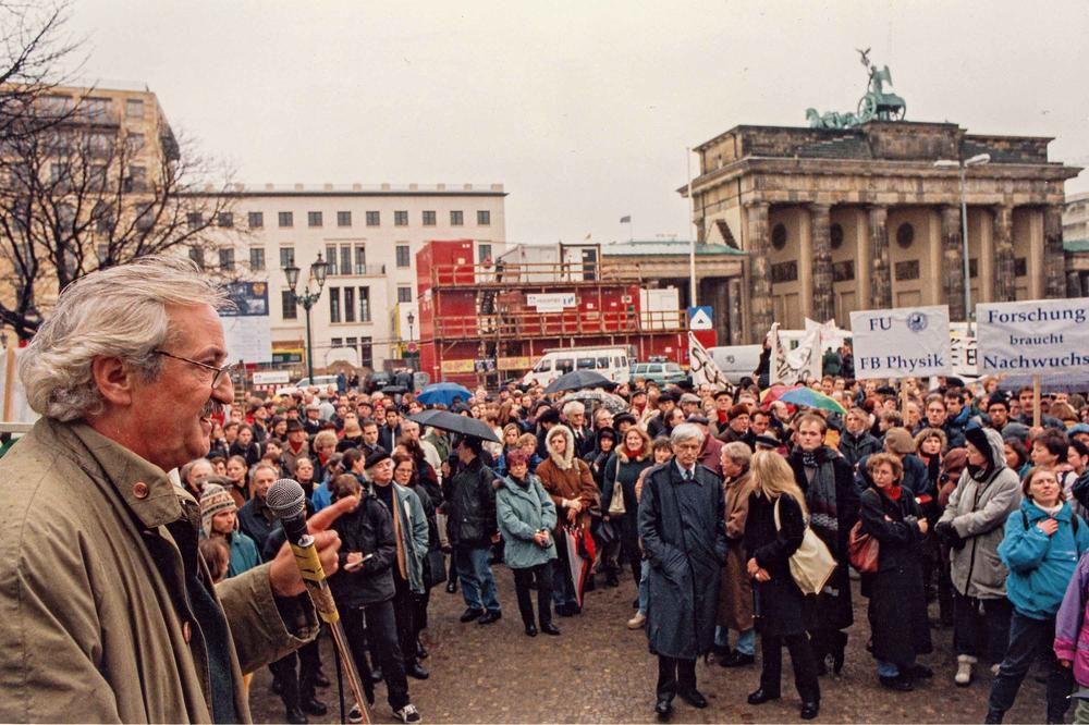 Die Freie Universität muss in großem Umfang Studienplätze abbauen. Von Dezember 1997 bis Januar 1998 finden deshalb an allen Berliner Universitäten Proteste statt (im Bild: der damalige Universitätspräsident Prof. Dr. Johann Wilhelm Gerlach).