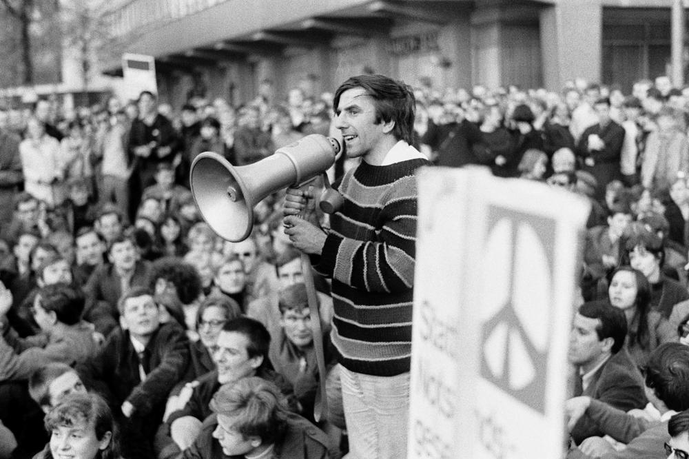 Die Studentenbewegung wurde maßgeblich von Rudi Dutschke geprägt. Das auf ihn verübte Attentat führte zu einer Radikalisierung des Protests und markierte gleichzeitig den Anfang vom Ende der Studentenbewegung.