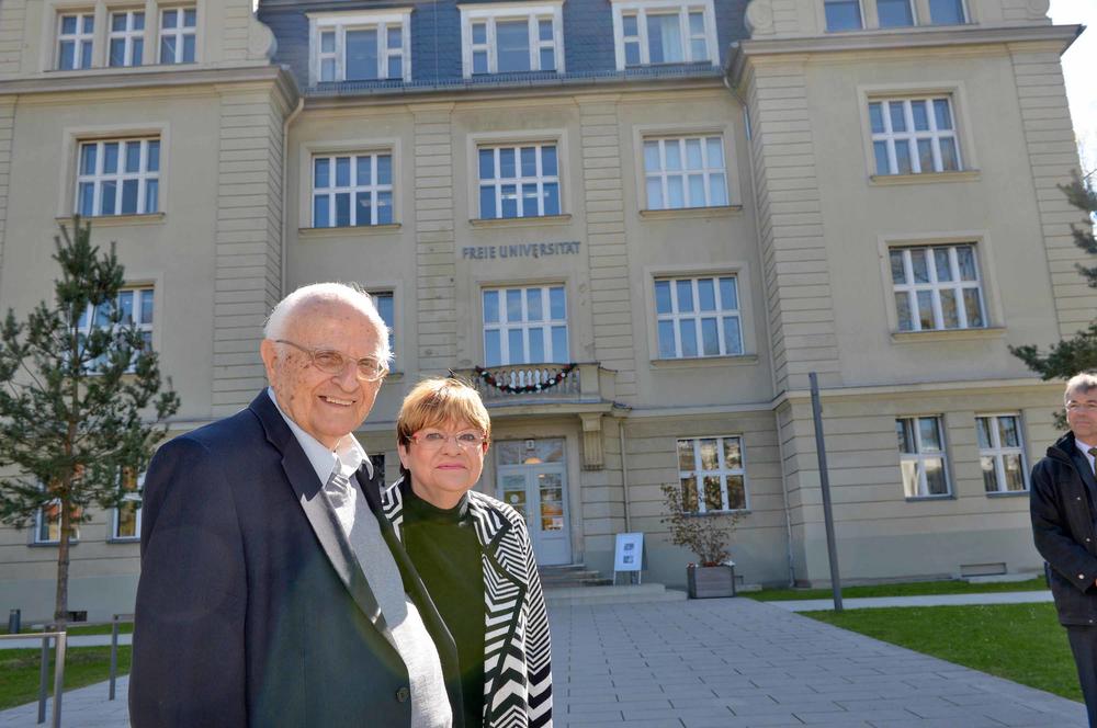 Der Professor für Neurologie Dr. Karol S. Kubicki (links, mit Ehefrau Petra, im Jahr 2016 aufgenommen) war die Matrikelnummer 1 der Freien Universität.