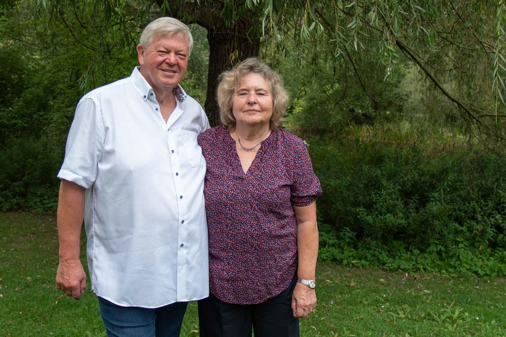 Alumni-Paar Dr. Kuno Böse und Ehefrau Prof. Dr. Margot Böse unter „ihrer“ Weide im Triestpark.