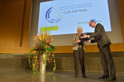 Prof. Dr. Peter-André Alt überreichte Carla Del Ponte, einer der „engagiertesten Juristinnen unserer Zeit“, den Freiheitspreis der Freien Universität.