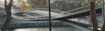 „La passerelle Simone de Beauvoir“, Brücke über die Seine vor der Nationalbibliothek in Paris