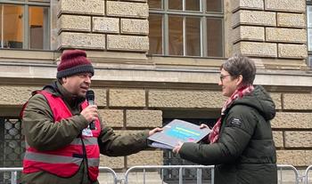 Petitionsübergabe vor dem Abgeordnetenhaus an die Wissenschaftssenatorin Ulrike Gote