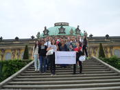 Mitglieder des Internationalen Clubs der Freien Universität während eines Ausflugs nach Potsdam vor Schloss Sanssouci.