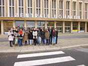 Gruppenbild vor dem früheren Flughafen Berlin-Tempelhof.