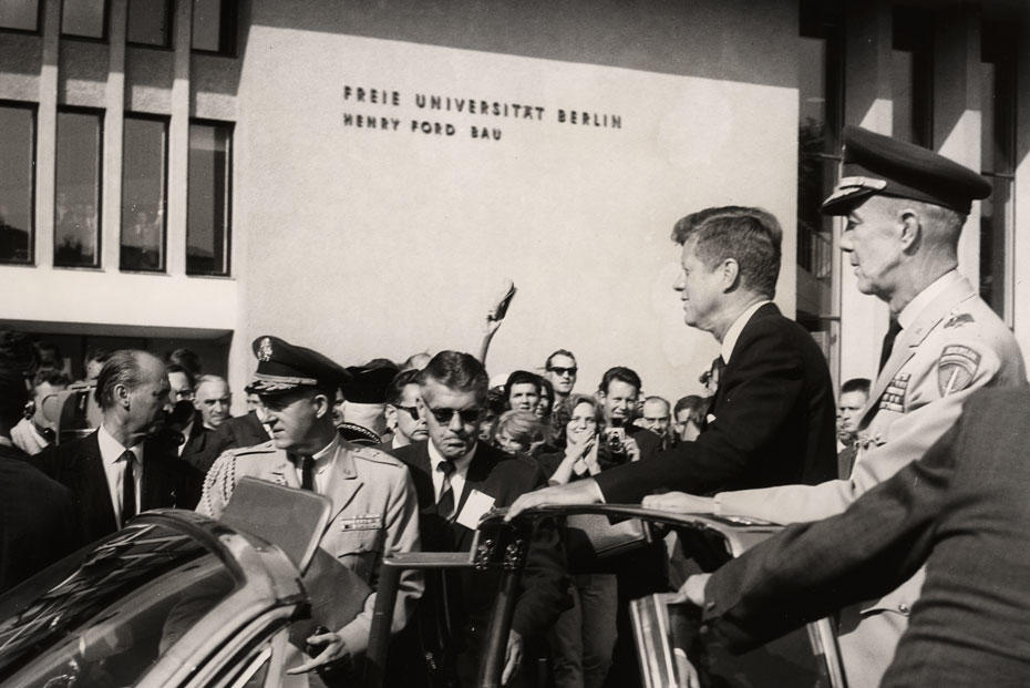 Weltpolitik in Dahlem: Am 26. Juni 1963 fuhr John F. Kennedy vor dem Henry-Ford-Bau der Freien Universität vor. Der US-Präsident sprach dort nach seinem Auftritt vor dem Schöneberger Rathaus.