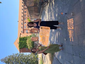 Vor dem Botanischen Garten, rechts Eva Patzsche (Botanischer Garten), links Karola Braun-Wanke (Koordinierungsstelle Natur-, Umwelt- und Nachhaltigkeitsbildung Steglitz-Zehlendorf)