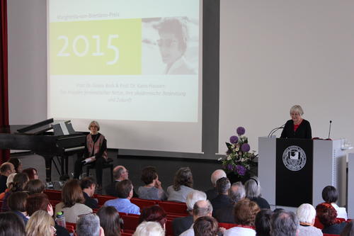 Dankesrede von Prof. Dr Gisela Bock (rechts) und Prof. Dr. Karin Hausen (sitzend, links)